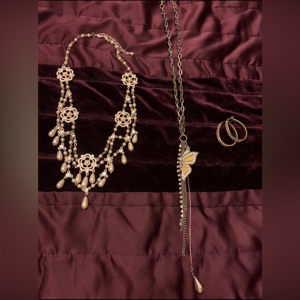 Necklace and earrings lot
